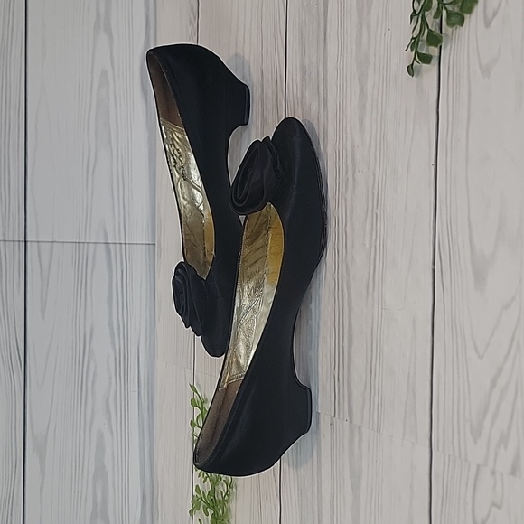 Vintage Erica Black Satin Low Heel Pumps by Huggins Shoes Womens Size 7.5AA - Picture 3 of 10